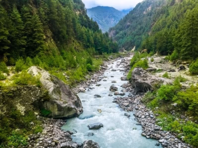 Paisaje de un río caudaloso entre montañas que simboliza el éxito en la impugnación de bases de licitación pública.