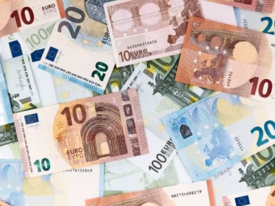 Disordered euro banknotes representing funds under investigation for the crime of money laundering.