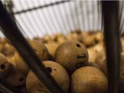 Bolas de madera en el bombo de la Lotería de Navidad. Asesoramiento legal por apropiación indebida de premios.