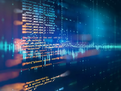 Líneas de código informático que ilustran los riesgos legales de utilizar software sin licencia en una empresa.