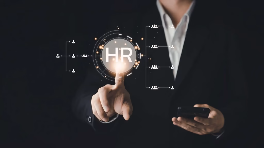 Consultor de Recursos Humanos interactuando con interfaz digital de gestión de talento y equipos.