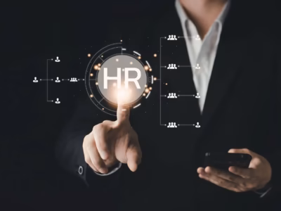 Consultor de Recursos Humanos interactuando con interfaz digital de gestión de talento y equipos.