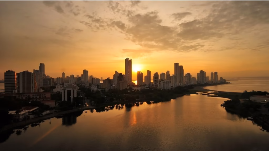 Abogados expertos en contrato de agencia mercantil entre empresas de Colombia y España. Skyline al atardecer.