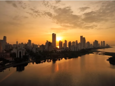 Abogados expertos en contrato de agencia mercantil entre empresas de Colombia y España. Skyline al atardecer.