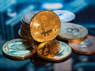 Monedas físicas de Bitcoin y Ethereum sobre un circuito electrónico azul representando la tecnología blockchain.