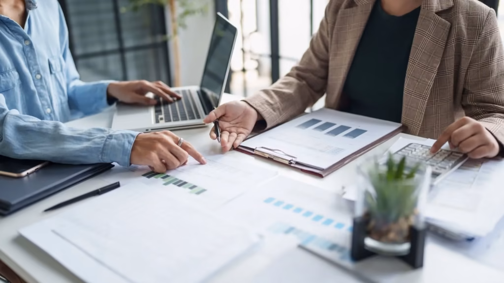 Anwälte, die Steuerberichte analysieren, um Strafen gemäß der DAC7-Richtlinie auf digitalen Plattformen zu vermeiden.