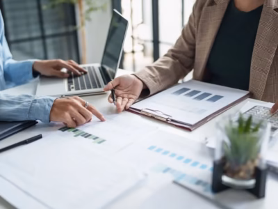 Abogados analizando informes fiscales para evitar sanciones por la Directiva DAC7 en plataformas digitales.