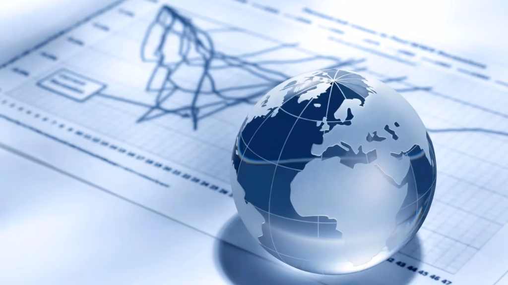 Globo terráqueo de cristal sobre gráficas financieras azules, representando sostenibilidad e innovación tecnológica.
