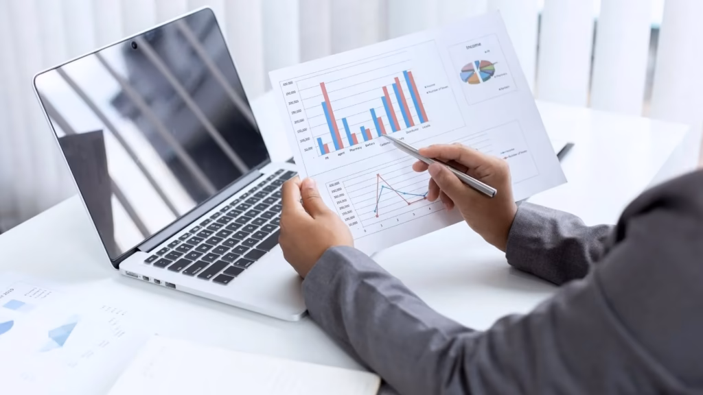Un profesional analizando gráficos de crecimiento y datos para la internacionalización de una empresa.
