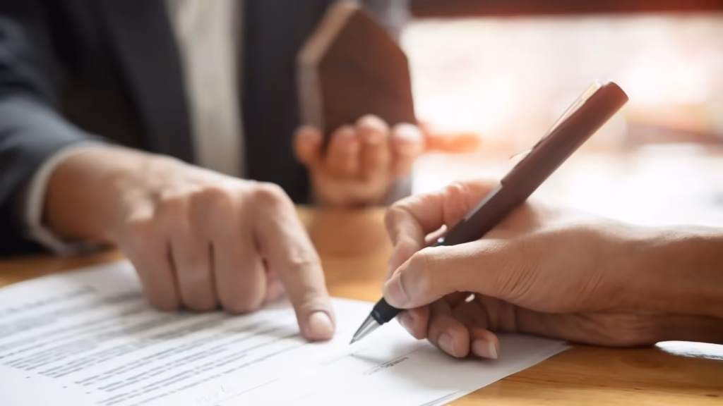 Firma de un contrato inmobiliario ante un abogado para aplicar la cláusula rebus sic stantibus por crisis.