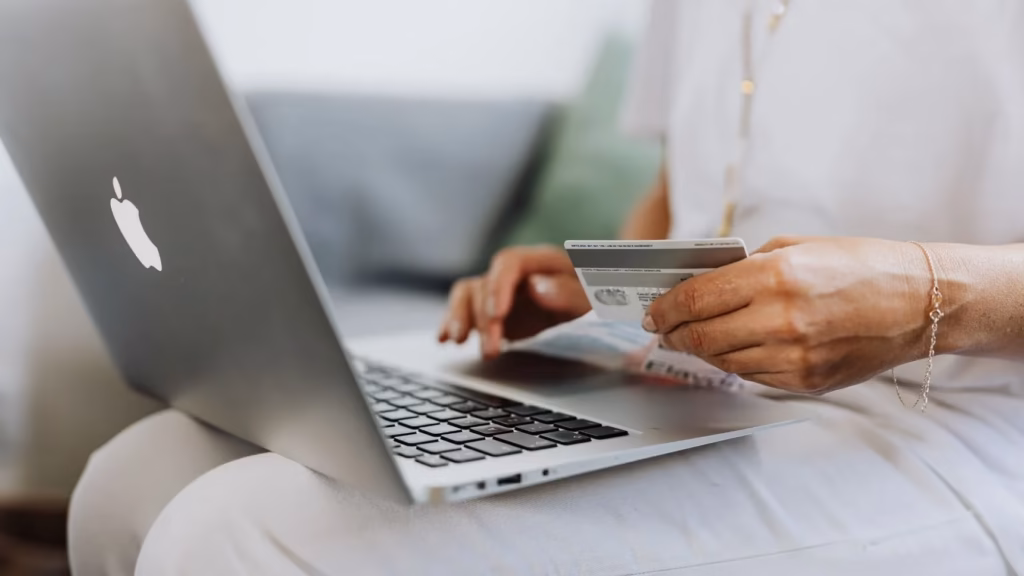 Persona realizando una compra online con tarjeta de crédito para ilustrar la normativa de pagos en ecommerce.