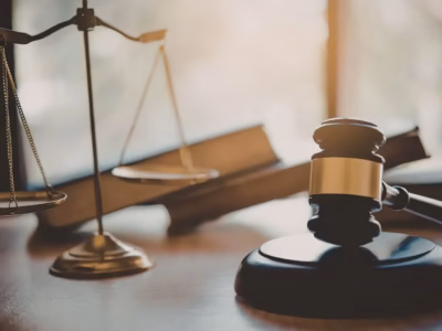 Mazo judicial y balanza de la justicia para representar las sanciones por delitos de desobediencia.