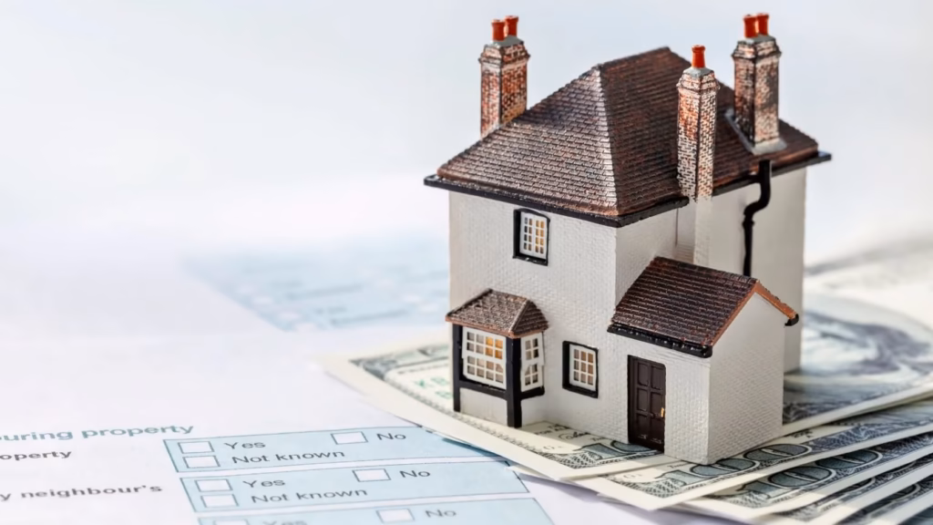 Maqueta de casa sobre billetes de dólar y contrato bancario para reclamar gastos hipotecarios abusivos.