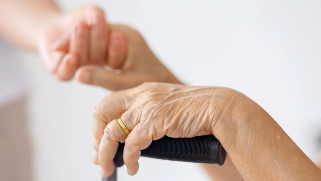 Nahaufnahme von zwei Personen, die sich die Hand schütteln als Symbol für rechtliche Unterstützung bei Vormundschaft und Vormundschaft.