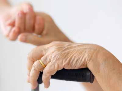Primer plano de dos personas dándose la mano como símbolo de apoyo legal en tutela y curatela.