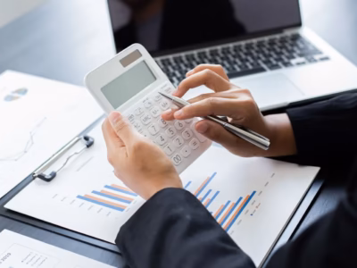 Person working in an office to represent the audit of annual accounts and the fiscal year-end closing.