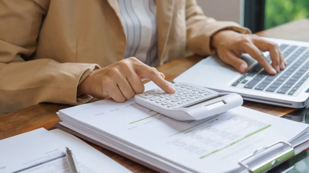 Persona calculando impuestos de criptomonedas para la declaración de la Renta 2025 con asesoría legal experta.
