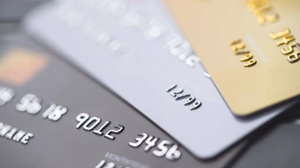 Primer plano de tarjetas de crédito doradas y plateadas sobre la derogación de la Golden Visa para inversores.