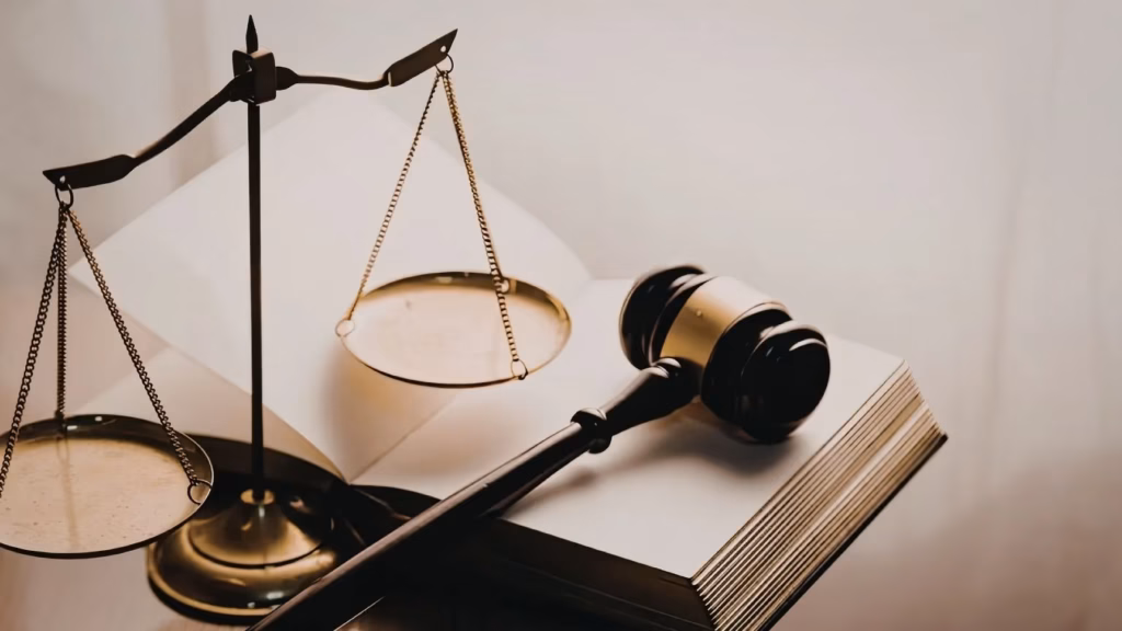 Mazo y balanza de la justicia sobre sentencia del Tribunal Supremo para devolver anticipos de vivienda.