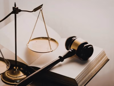 Mazo y balanza de la justicia sobre sentencia del Tribunal Supremo para devolver anticipos de vivienda.