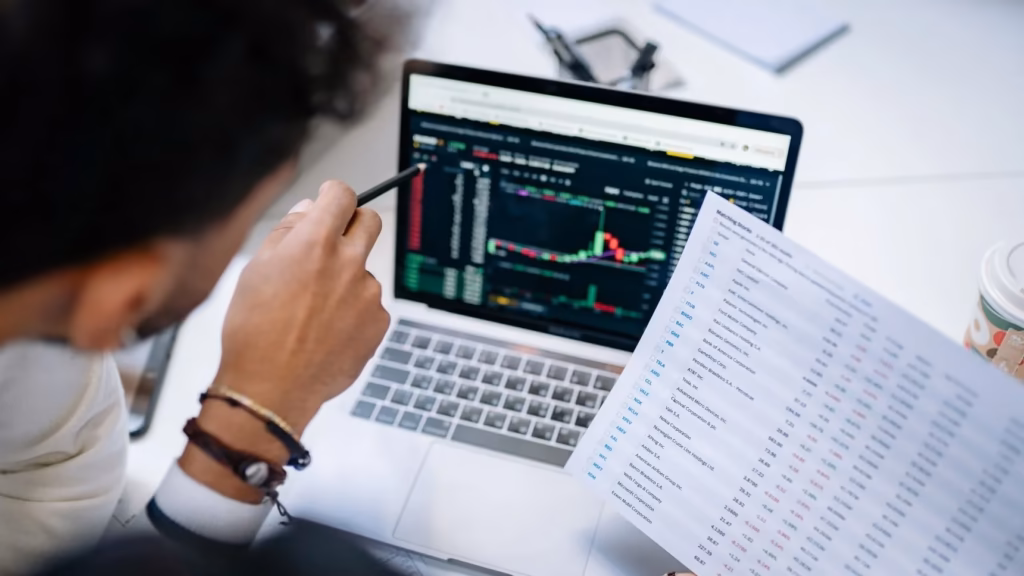 Especialista analizando datos fiscales y gráficos de criptomonedas bajo la nueva normativa DAC8 de Hacienda.