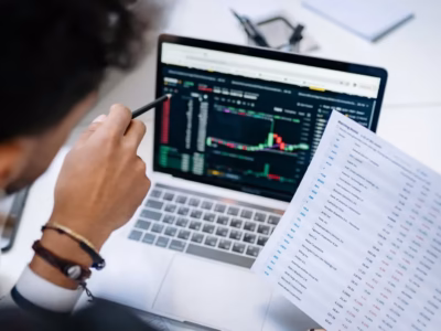 Especialista analizando datos fiscales y gráficos de criptomonedas bajo la nueva normativa DAC8 de Hacienda.