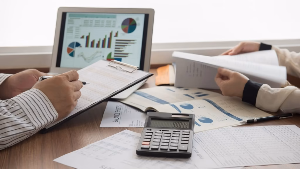 Análisis de informes financieros y calculadora para corregir errores en Cointracking y Koinly en 2025.