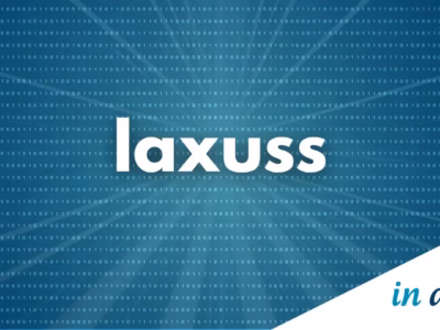 Iaxuss sobre fondo tecnológico azul con código binario para el análisis legal de la estafa de la plataforma Iaxuss.
