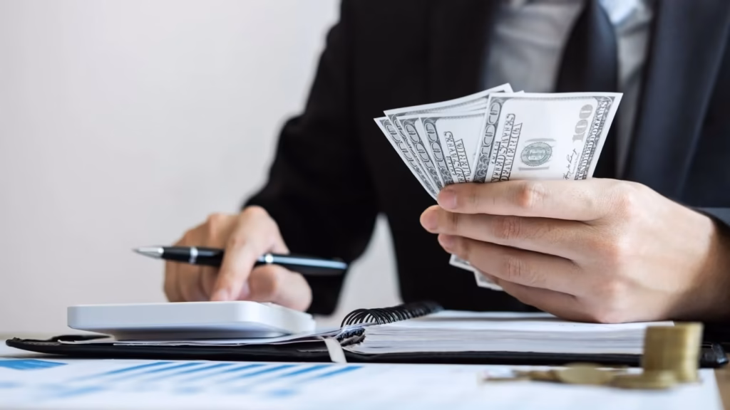 Abogado con calculadora y dinero representando la nulidad de intereses moratorios abusivos en derecho bancario.