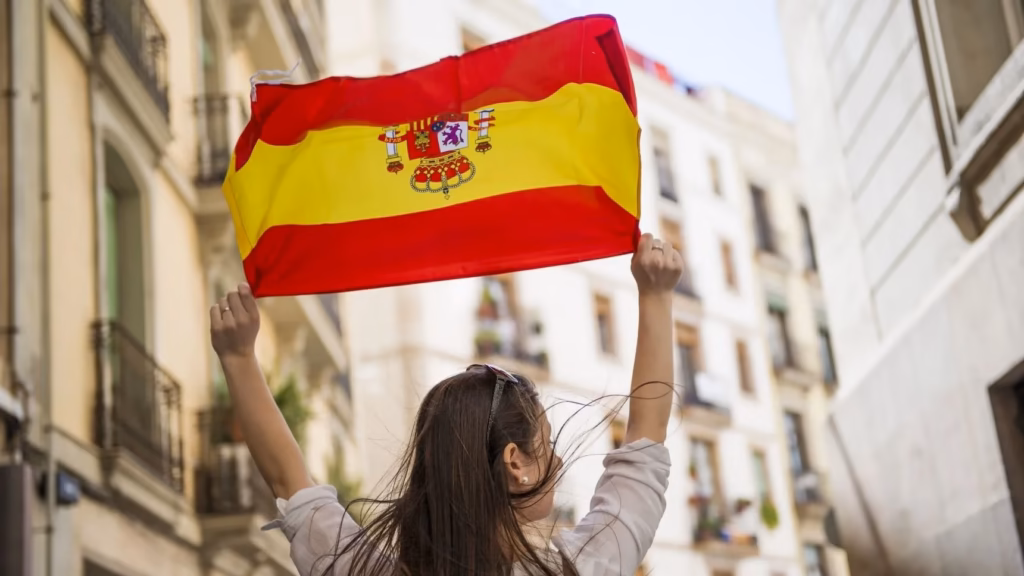 Banderas de España para debatir sobre la fiscalidad de influencers y el cambio de residencia fiscal.