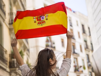 Banderas de España para debatir sobre la fiscalidad de influencers y el cambio de residencia fiscal.