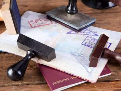 Pasaportes con sellos de visado y sellos de caucho para representar la legalización de documentos extranjeros.