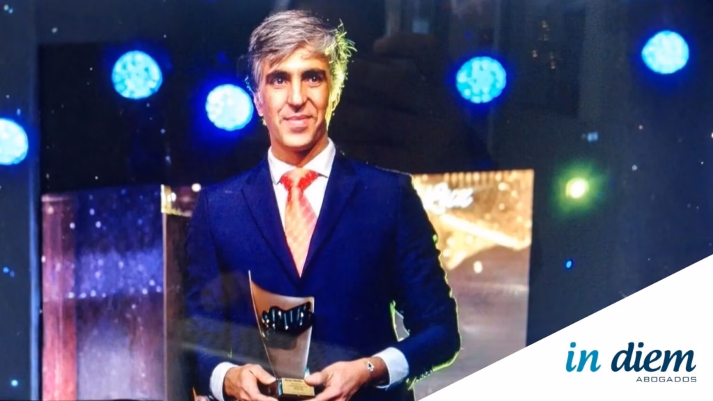 Ángel José del Pino de IN DIEM Abogados con el premio Luxury Awards a los mejores abogados por su eficacia.