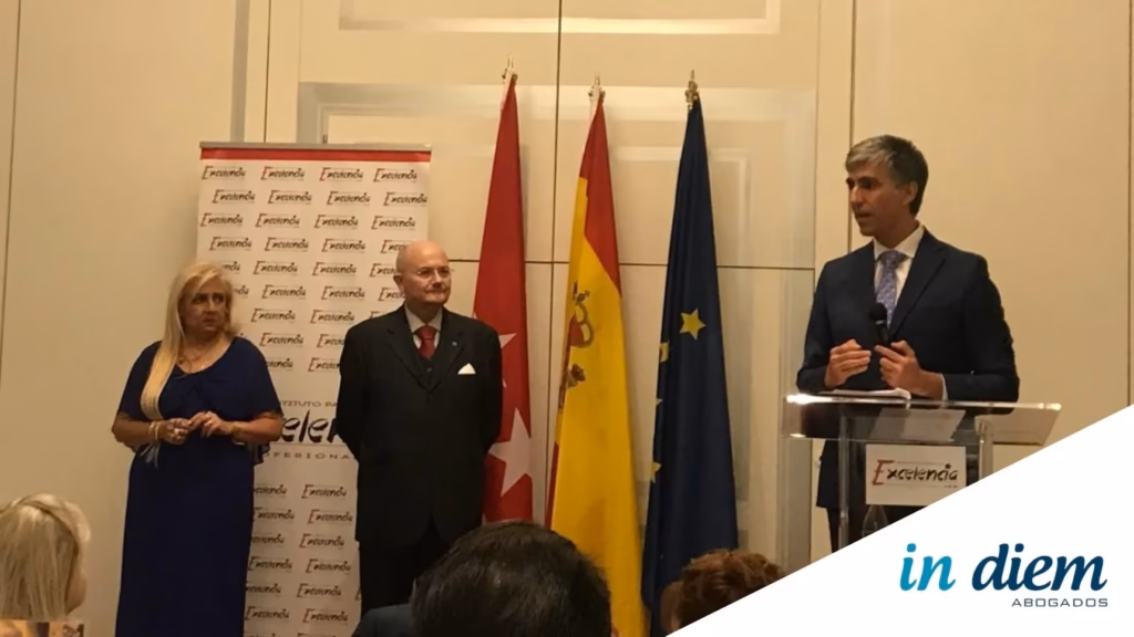 Abogado de IN DIEM dando discurso en la entrega del Premio San Raimundo de Peñafort a la excelencia jurídica.