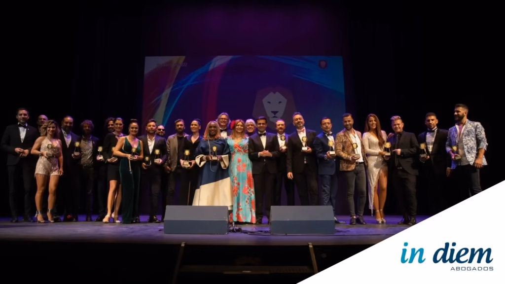 Equipo de IN DIEM Abogados y premiados en el escenario durante la gala de los Premios Latino 2022