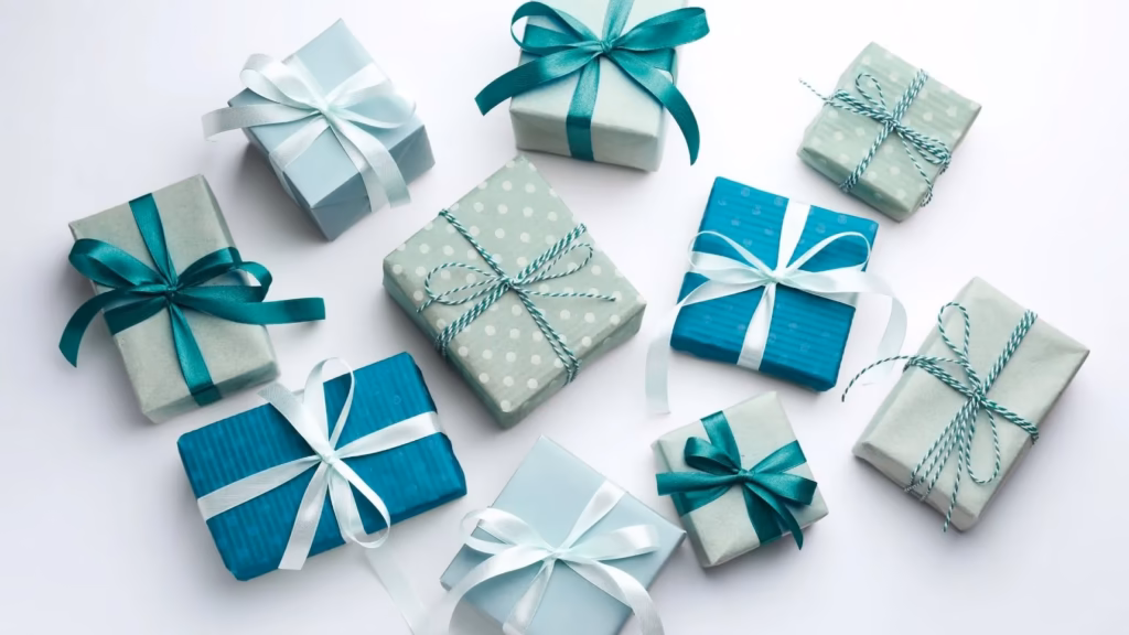 Conjunto de regalos envueltos en tonos azules y turquesa para la campaña de Navidad.