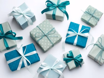 Conjunto de regalos envueltos en tonos azules y turquesa para la campaña de Navidad.