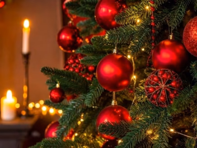 Christmas tree with red baubles and lit candles for IN DIEM Abogados’ holiday greeting.