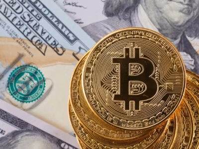 Monedas de Bitcoin sobre billetes para ilustrar la regulación legal de criptomonedas en España y otros países.