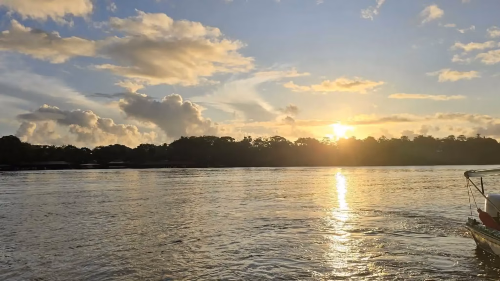 Paisaje de playa tropical en Costa Rica para ilustrar visas y residencias legales para ciudadanos españoles.