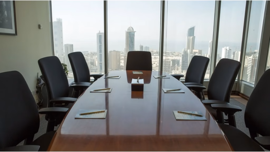 Sala de reuniones moderna con vistas a la ciudad para el evento Rotary Smart Meeting.