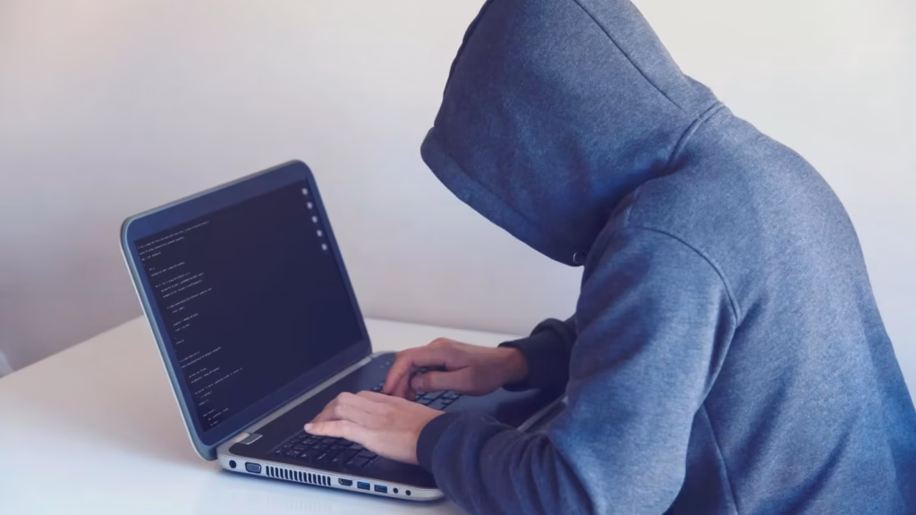 Candado sobre un teclado de ordenador representando ciberseguridad y sabotaje informático en el sector público.