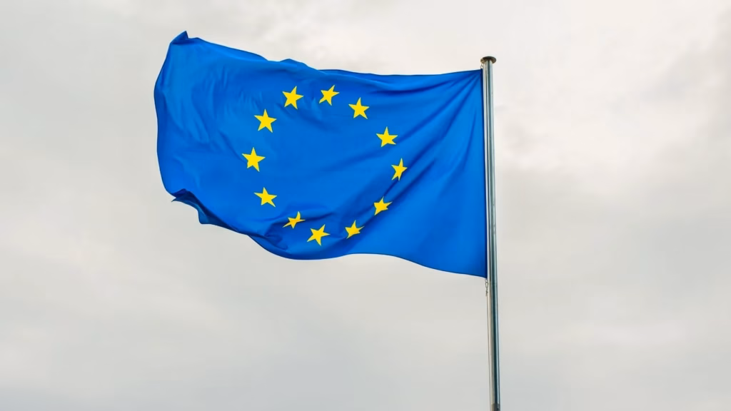 Bandera de la Unión Europea para ilustrar el marco legal y las sanciones de la Directiva DAC7 en España.