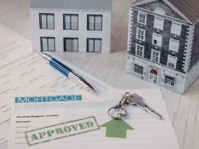 Approved mortgage form with keys and house models. Floor clause analysis. 