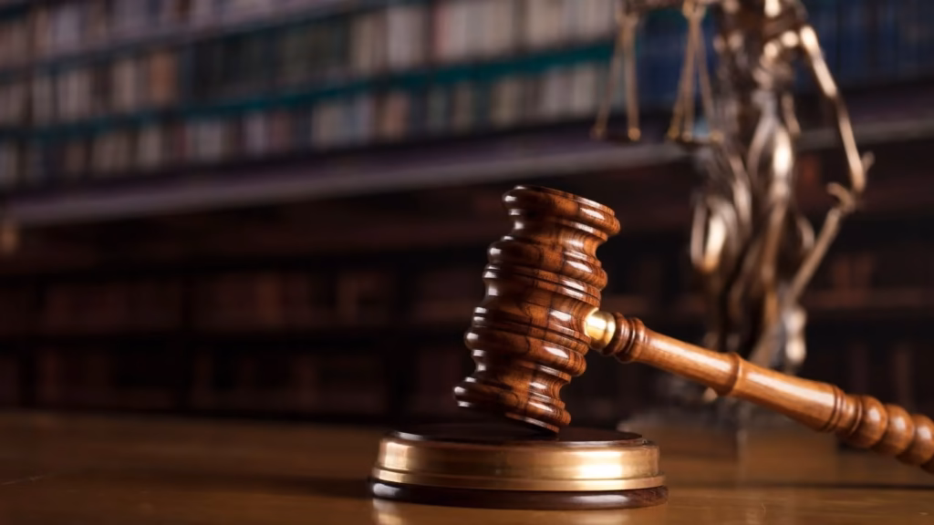 Mazo de juez de madera frente a la justicia para ilustrar la sentencia del Tribunal Supremo sobre criptomonedas.