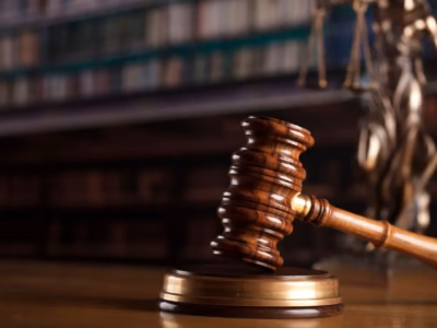 Mazo de juez de madera frente a la justicia para ilustrar la sentencia del Tribunal Supremo sobre criptomonedas.