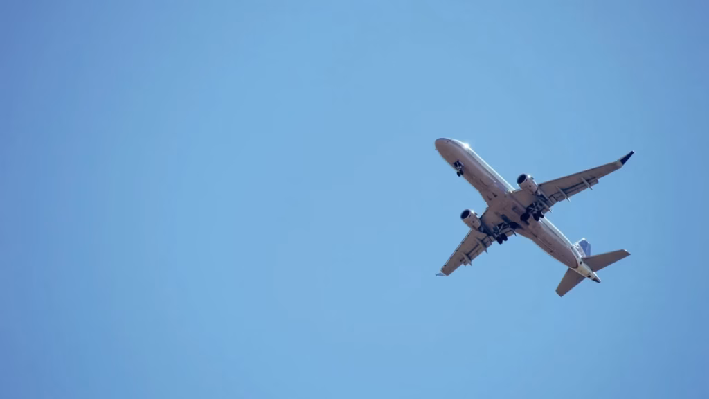 Avión en el cielo para ilustrar la solicitud y obtención del NIE en España.