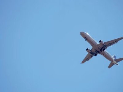 Plane in the sky to illustrate the application for and obtaining of the NIE in Spain.