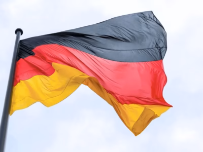 Bandera Alemania ondenado al viento en el cielo utilizada para ilustrar la tipología de sociedades mercantiles alemanas.