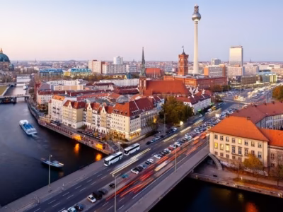 Panorámica de Berlín con la Torre de la Televisión para asesoría sobre comprar sociedades operativas en Alemania.